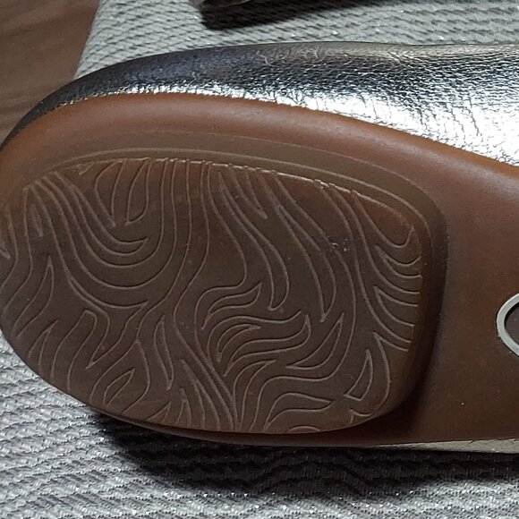 Sofft Gold Metallic Flower Shoe with Low heel Size 7N - Picture 8 of 11